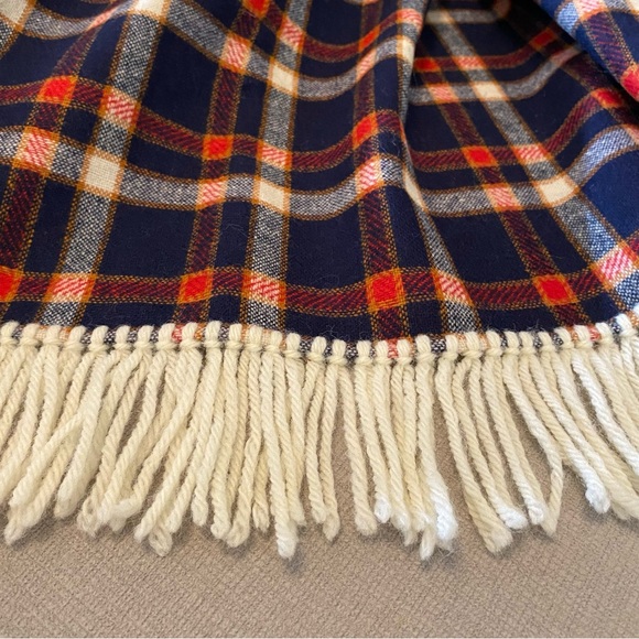 NWOT Lg Pendleton Style Plaid Blanket with fringe - Picture 2 of 4